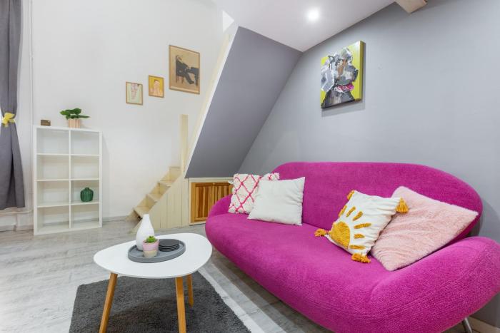 Quiet Cozy Art Apartment - City Center, Near Metro