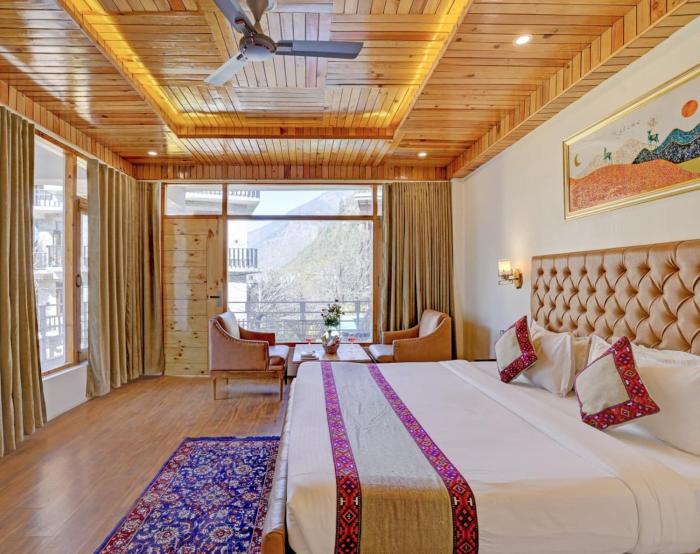 Omavya luxury hotel & cottage -with bonfire , apple orchid ,mountain view , parking