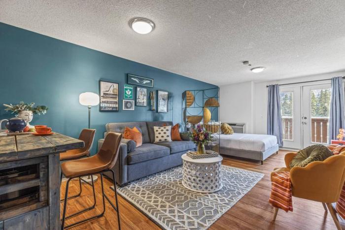 Stylish Getaway in the Heart of Canmore near Banff