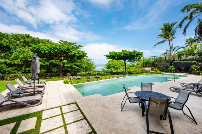 Beachfront Easy Beach access, security & cameras