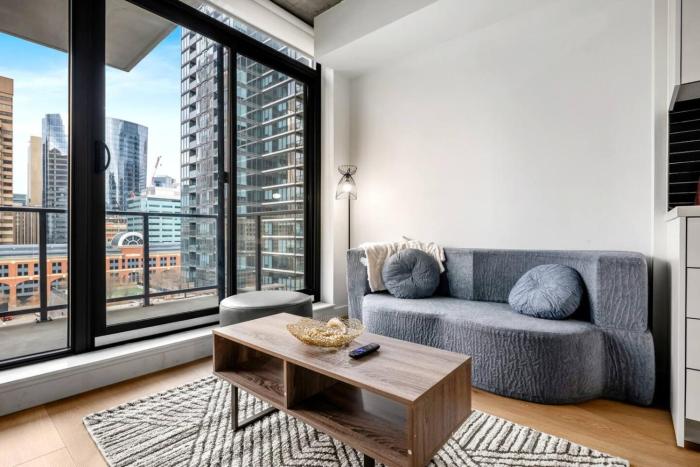 Modern 1BR City Escape with Balcony near DT Calgary