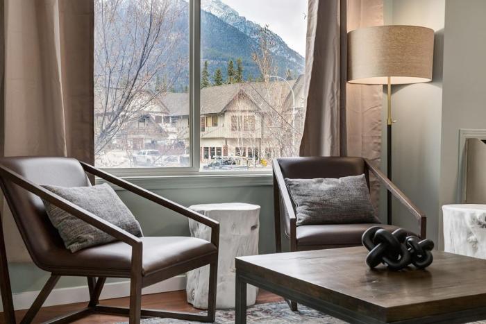Charming and Stylish renovated Condo near Banff
