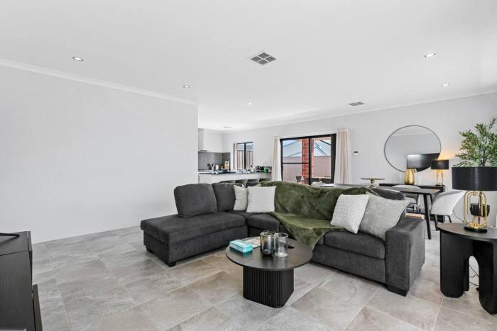 The Sunlit Expansive Hideaway