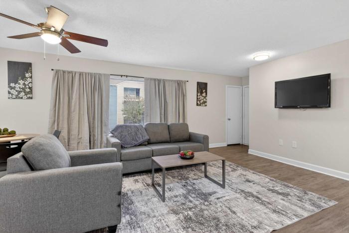 New Seasonal Comfort near USC and Riverwalk Trails