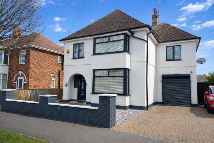 4 bedroom family home - steps away from the beach