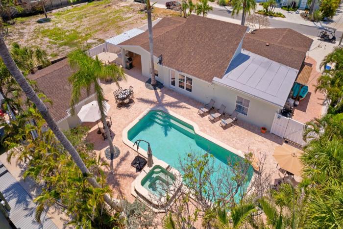 Waters Edge: Dog Friendly, Canal Front, Dock & Pool & Spa