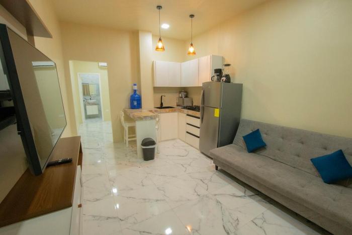 Close to the airport, beach, and restaurants, washing machine and dryer