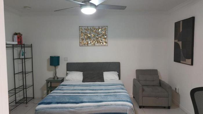 Apartment 5 minutes from PBI Airport!