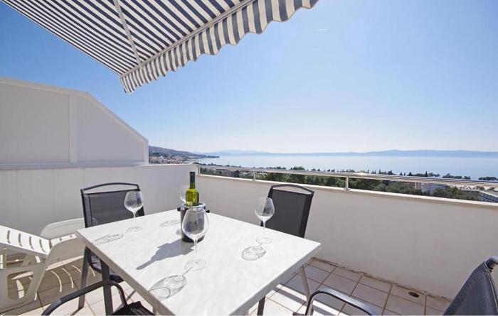 Stunning Apartment In Tucepi With Lake View