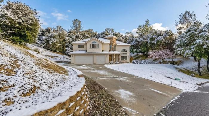 Heaven Heights - HotTub, Pet Friendly, EV Outlet, Pool Table, Game Room, BBQ, FirePit, Library