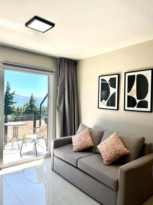 Hermoso departamento con balcón y vista al Lago