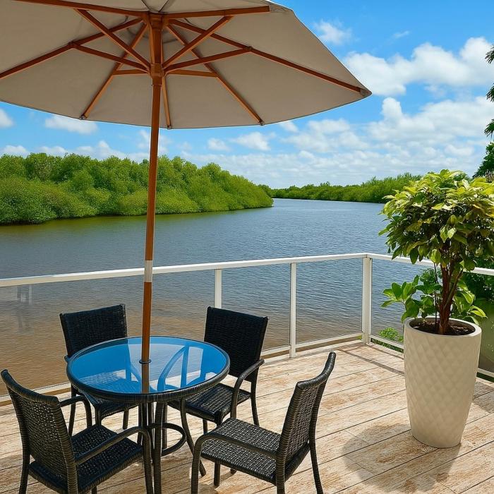 Casa Da Amazônia 1 with a riverside pool