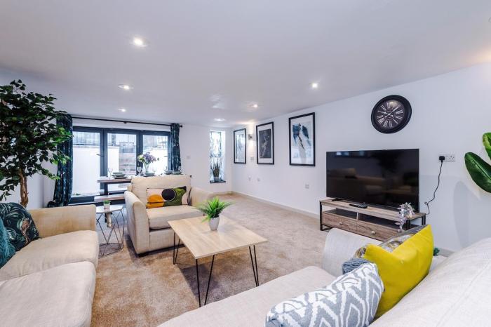 Spa Lodge - Stunning 3Bed Oasis, Driveway Parking, Garden