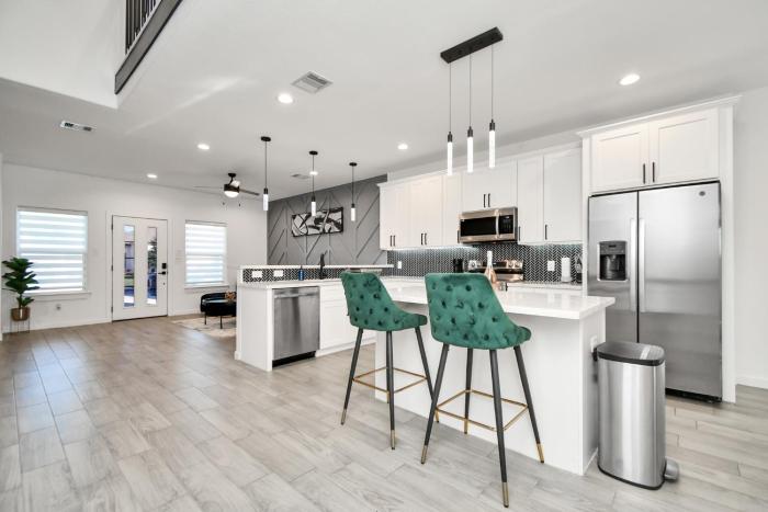 NEW! Grand Luxé Retreat - Modern Luxury - Free Parking - Near Med Center & NRG