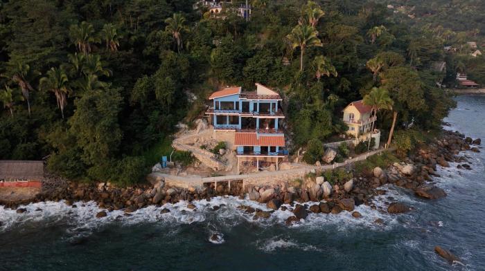 Casa Azul, Oceanfront Estate with Rooftop Deck