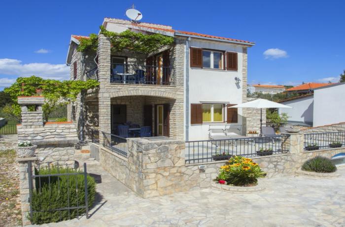 Apartments with parking space Maslinica, Solta - 13135