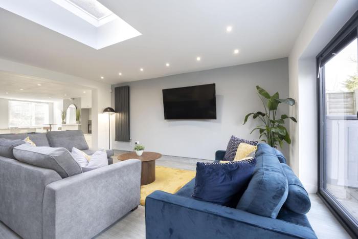 Stylish 3 Bed Home Close to Gloucester City