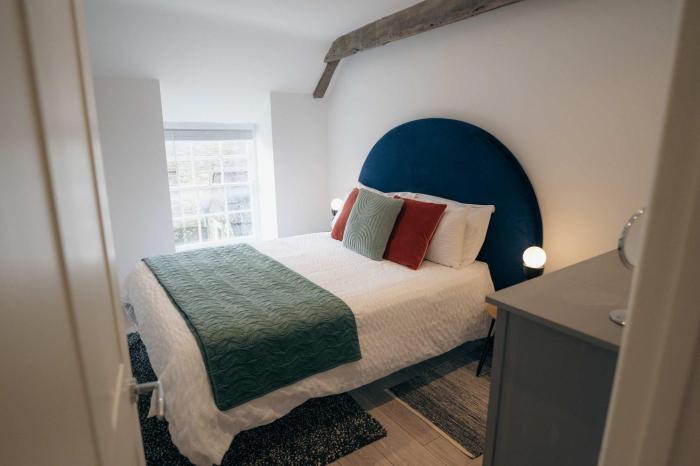 Contemporary Chic Stylish Apartment in Tetbury