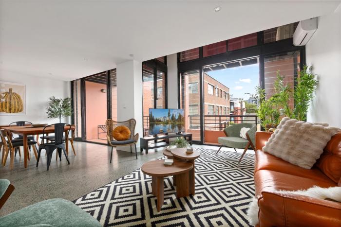 Bright Surry Hills Flat with Great Balcony & Views