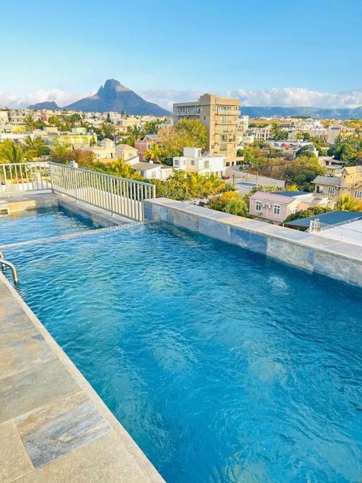 Sunset Views 2BR Apt - 7mins Walk to Beach - KS5