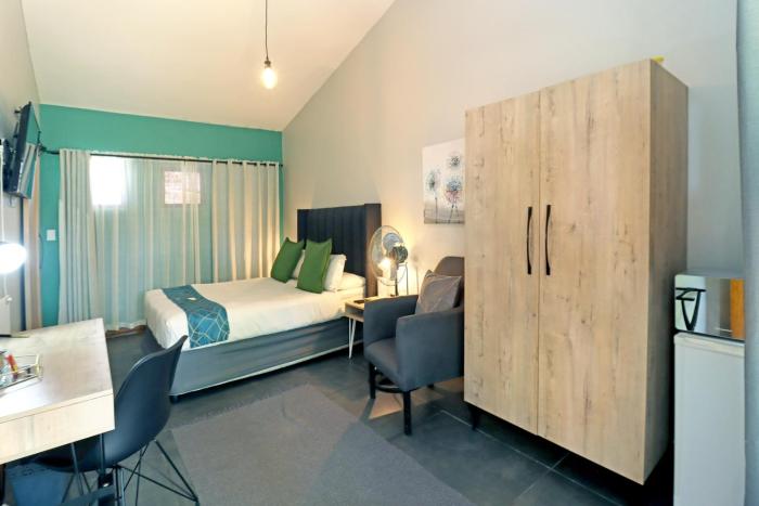 The Chameleon Stay @107