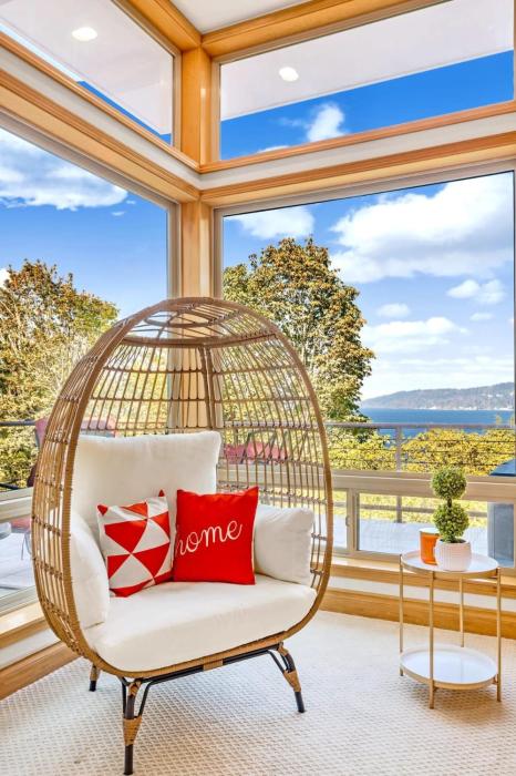 Purple House w Water View 3 Decks Gym UW