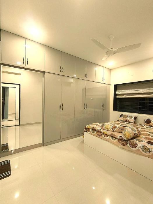 Signature Luxury 2BHK with Balcony & Parking for Elite Stays #401
