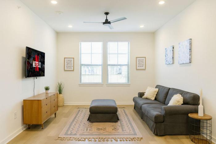 Stunning A plusLocation WorkerFriendly Washer Pool