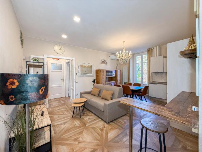 FREE PARKING - Elegant Two-Bedroom Apartment with Balcony