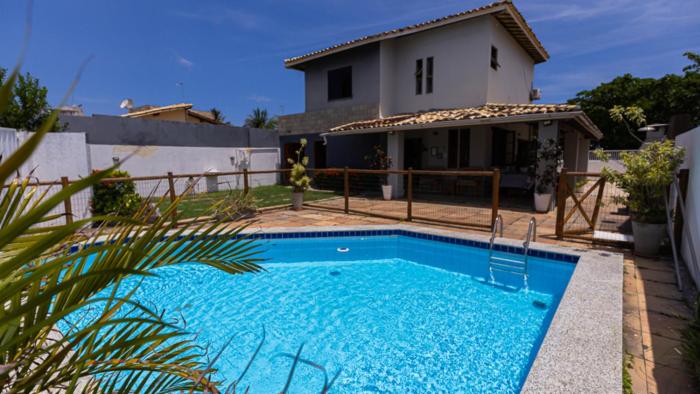 Casa com Wi-Fi, Piscina e Garagem a 550m da Praia