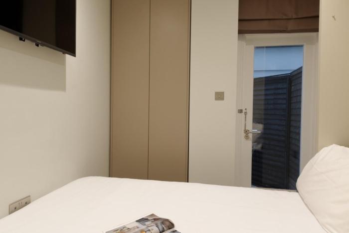 Micro studio-Basement floor- Shared kithen. W1U