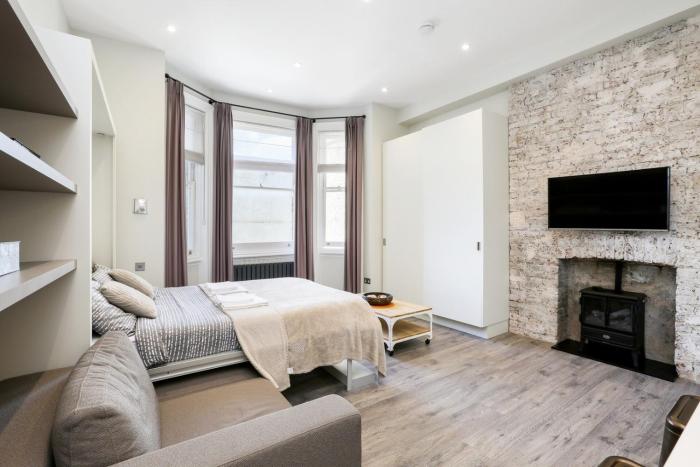 First floor- studio 5 min walk to West Hampstead.