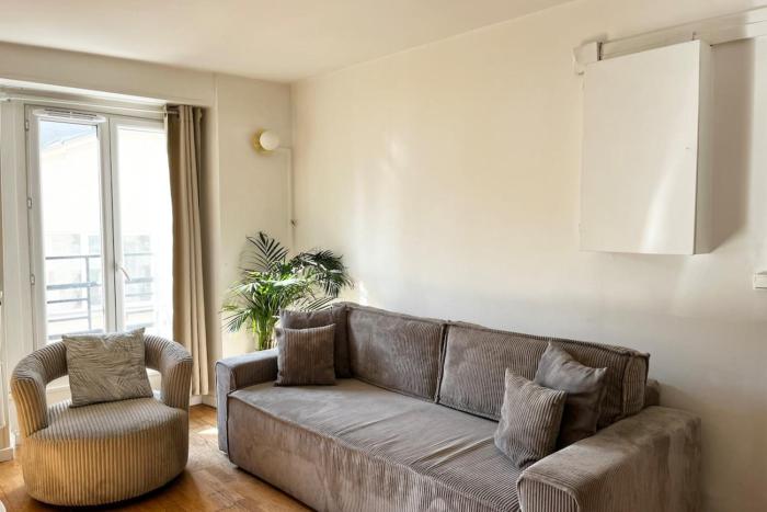 Charming Flat by Canal Saint-Martin Lines 1158