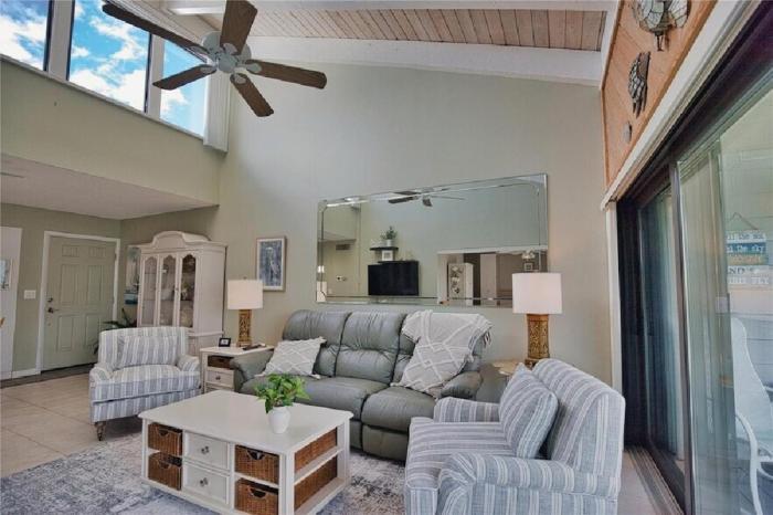 Bright Two Bedroom Condo Near the Waterfront in Venice