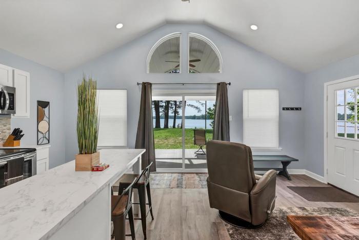 Modern Couples Retreat , Lakefront, Private Dock