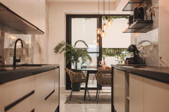 Luxury Apartment Moments from the Promenade