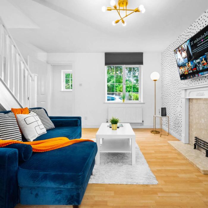 Two Bed House - Sleeps 4 - Garden - Parking - Fast Wi-Fi 55HE