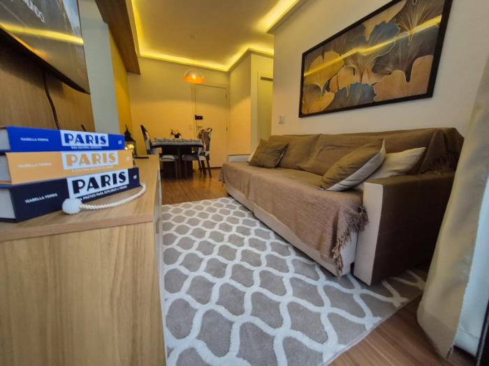 Água de coco e pés na areia