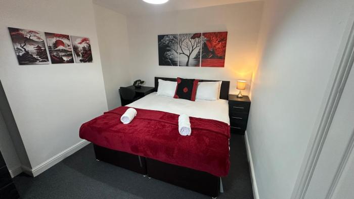 4 Bedroom Home-Sleeps 9-Next to Kingsholm Stadium-10 Miles Cheltenham Races
