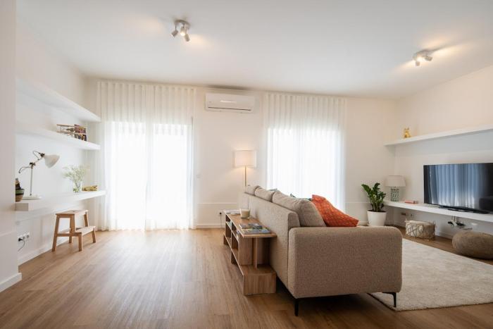 Bright & Spacious Villa by Beach