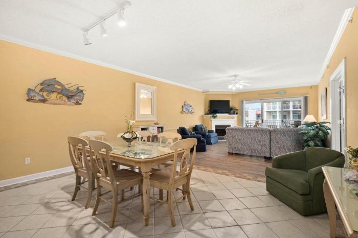 3 Bedroom Uptown Island Breeze Unit with Pool!