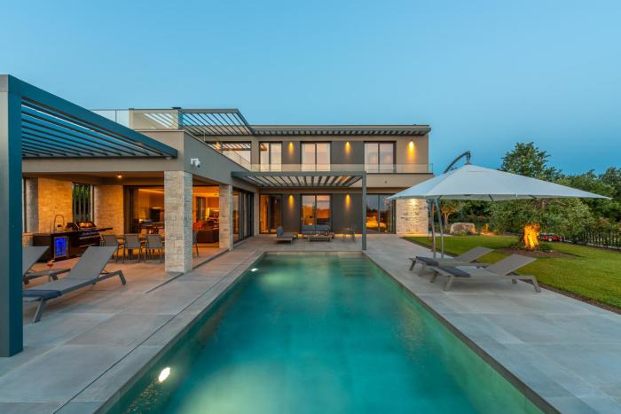 Villa Visignano near Porec for 8 people with 49 m2 heated pool, wellness & sea view