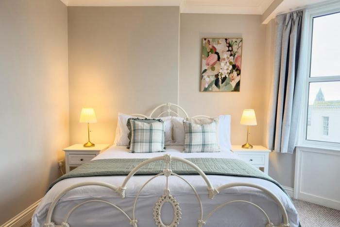 Super central cosy second floor apartment 2 beds and 1 bath