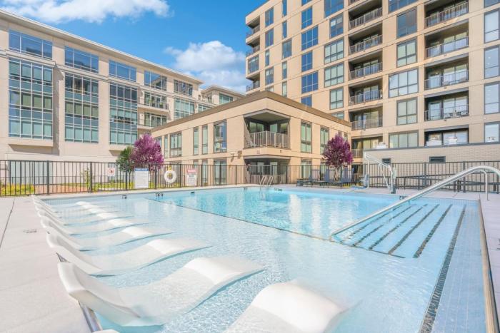 Ultra LUX Flat Downtown Indy with Pool, Gym