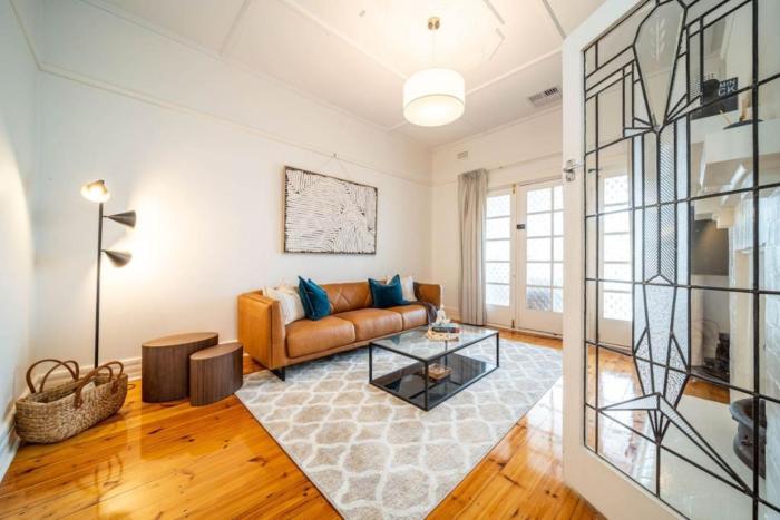 Redgum on Rugless - Coastal Charm near Glenelg Beach