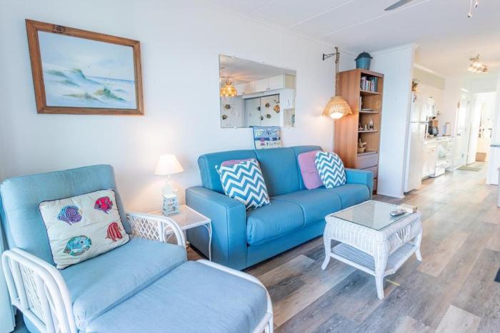 Stunning Ocean Views From This 1 Bedroom Condo, Mid-Town Location!