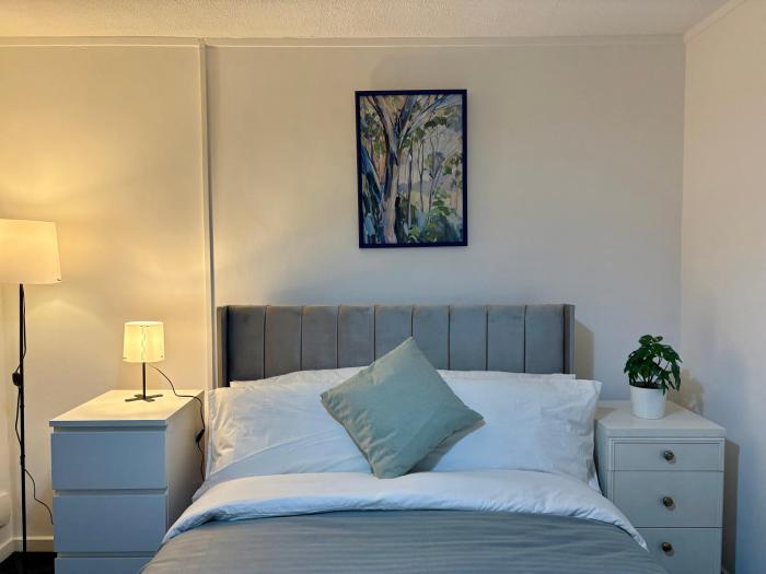 Bright and Spacious 2 Bed Flat Sleeps 5