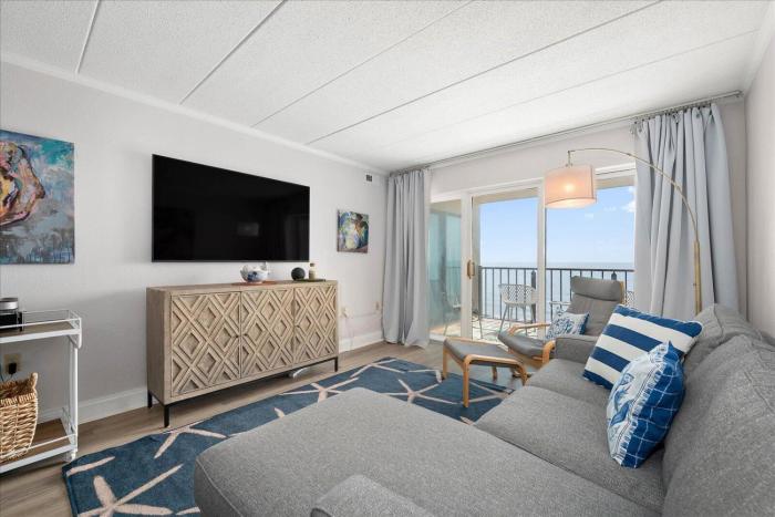 Stunning Renovated 2 Bedroom Direct Ocean Front!