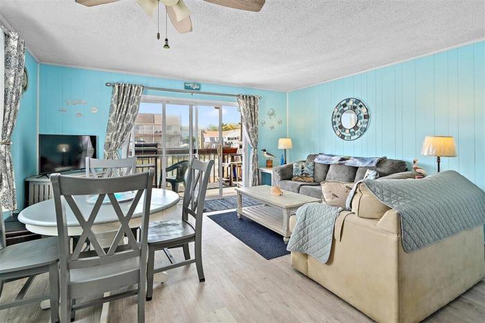 Wonderful 2 Bedroom Bayside Property!