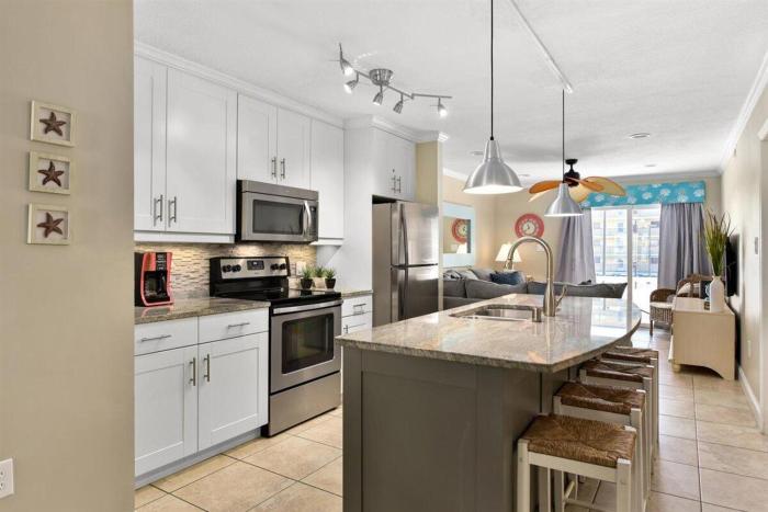 Updated 2 Bedroom in Tiffanie By The Sea With Outdoor Pool, Steps to the Beach!